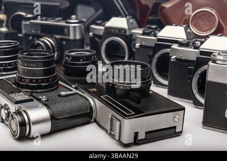 La collezione di varie videocamere usate e custodie in pelle illustra l'appeal e la maestria senza tempo delle apparecchiature fotografiche analogiche. Foto Stock