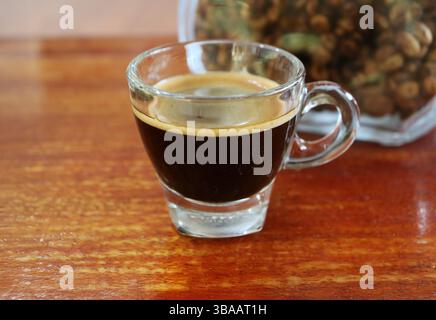 Caffè Civet appena preparato o Kopi Luwak in una tazza trasparente Foto Stock