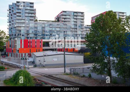Il complesso condominiale Strathcona Village attraversato i binari ferroviari di East Vancouver, British Columbia. Foto Stock