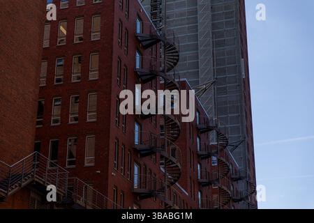 Berlino, Germania. 12 maggio 2025. Storici magazzini di mattoni fiancheggiano i canali del quartiere Speicherstadt ad Amburgo, Germania, lunedì 12 maggio 2025. Costruito tra la fine del XIX e l'inizio del XX secolo, l'area è il più grande complesso di magazzini contigui del mondo e un sito patrimonio dell'umanità dell'UNESCO. (Foto di Michael Kuenne/PRESSCOV/Sipa USA) credito: SIPA USA/Alamy Live News Foto Stock