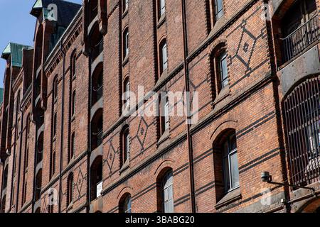 Berlino, Germania. 12 maggio 2025. Storici magazzini di mattoni fiancheggiano i canali del quartiere Speicherstadt ad Amburgo, Germania, lunedì 12 maggio 2025. Costruito tra la fine del XIX e l'inizio del XX secolo, l'area è il più grande complesso di magazzini contigui del mondo e un sito patrimonio dell'umanità dell'UNESCO. (Foto di Michael Kuenne/PRESSCOV/Sipa USA) credito: SIPA USA/Alamy Live News Foto Stock