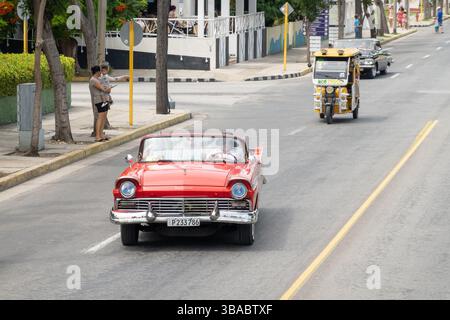 VARADERO, CUBA - 2 SETTEMBRE 2023: Red Ford Fairlane Convertible 1957, veicolo d'epoca a Cuba, taxi senza passeggeri Foto Stock