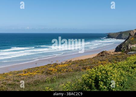 Le onde blu si infrangono nella Watergate Bay, in Cornovaglia, dall'Oceano Atlantico Foto Stock