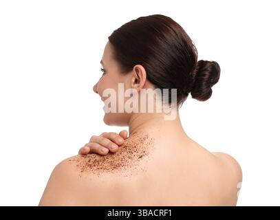 Donna che applica il body scrub sulla spalla su sfondo bianco Foto Stock