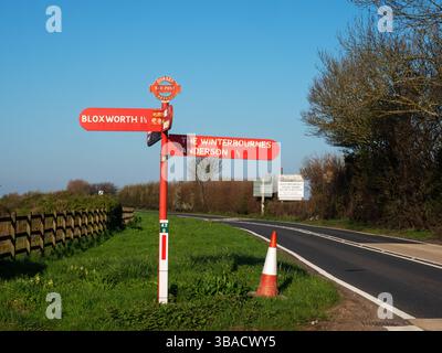 Cartello rosso a Winterborne Tolson sulla A31, Dorset, Inghilterra, Regno Unito, aprile 2023 Foto Stock