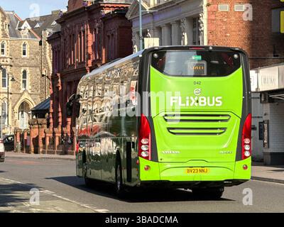 Carsiff, Galles, Regno Unito - 9 maggio 2025: Pullman Express gestito dalla compagnia di autobus budget Flixbus che guida su una strada nel centro di Cardiff Foto Stock