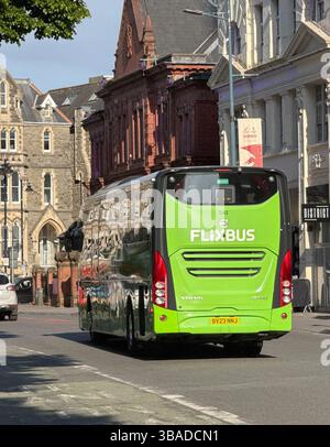 Cardiff, Galles, Regno Unito - 9 maggio 2025: Pullman Express gestito dalla compagnia di autobus budget Flixbus che guida su una strada nel centro di Cardiff Foto Stock