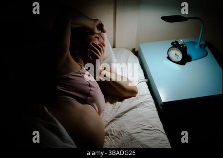 La donna incinta soffre di insonnia. Foto Stock