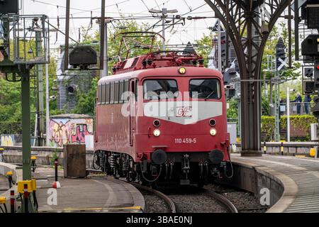 Locomotiva elettrica classe 110, 110 459-5, appartenente alla Gesellschaft für Fahrzeugtechnik (GFF), fornitore di servizi per le imprese ferroviarie, a Cologn Foto Stock
