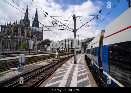 National Express, Regional Express, arrivo alla stazione centrale di Colonia, alla cattedrale di Colonia, alla Renania settentrionale-Vestfalia, Germania Foto Stock