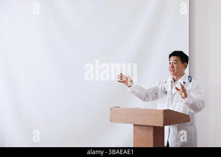 Dottore in conferenza in sala conferenze con schermo di proiezione Foto Stock