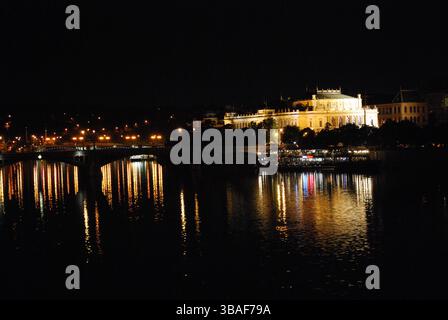 Vista notturna sul fiume Moldava di un Rudolfinium illuminato Foto Stock