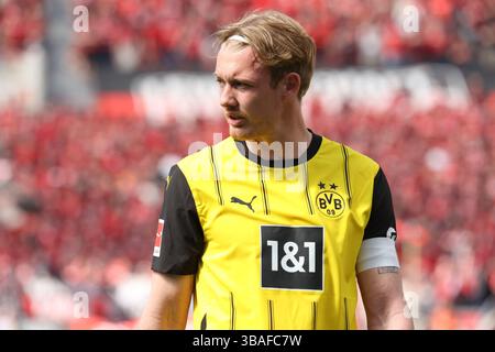 Leverkusen, Germania. 11 maggio 2025. Julian Brandt (BVB), Leverkusen, Deutschland, 11.05.2025, Fussball Bundesliga, 33. Spieltag, Bayer 04 Leverkusen - Borussia Dortmund I REGOLAMENTI del DFL VIETANO QUALSIASI USO DI FOTOGRAFIE COME SEQUENZE DI IMMAGINI E/O QUASI-VIDEO crediti: Juergen Schwarz/Alamy Live News Foto Stock