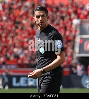 Leverkusen, Germania. 11 maggio 2025. Schiedsrichter Deniz Aytekin, Leverkusen, Deutschland, 11.05.2025, Fussball Bundesliga, 33. Spieltag, Bayer 04 Leverkusen - Borussia Dortmund I REGOLAMENTI del DFL VIETANO QUALSIASI USO DI FOTOGRAFIE COME SEQUENZE DI IMMAGINI E/O QUASI-VIDEO crediti: Juergen Schwarz/Alamy Live News Foto Stock