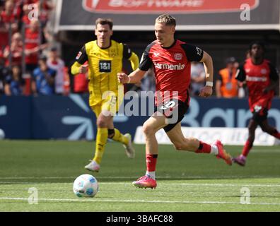Leverkusen, Germania. 11 maggio 2025. Florian Wirtz (Bayer), Leverkusen, Deutschland, 11.05.2025, Fussball Bundesliga, 33. Spieltag, Bayer 04 Leverkusen - Borussia Dortmund I REGOLAMENTI del DFL VIETANO QUALSIASI USO DI FOTOGRAFIE COME SEQUENZE DI IMMAGINI E/O QUASI-VIDEO crediti: Juergen Schwarz/Alamy Live News Foto Stock