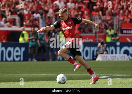 Leverkusen, Germania. 11 maggio 2025. Florian Wirtz (Bayer), Leverkusen, Deutschland, 11.05.2025, Fussball Bundesliga, 33. Spieltag, Bayer 04 Leverkusen - Borussia Dortmund I REGOLAMENTI del DFL VIETANO QUALSIASI USO DI FOTOGRAFIE COME SEQUENZE DI IMMAGINI E/O QUASI-VIDEO crediti: Juergen Schwarz/Alamy Live News Foto Stock