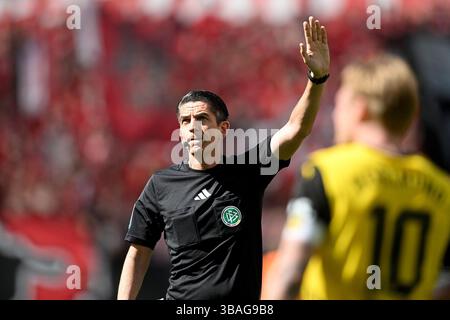 Leverkusen, Germania. 11 maggio 2025. Fussball; Spieltag 33; 1. Bundesliga; Saison 2024/2025; Bayer Leverkusen gegen Borussia Dortmund AM 11.05.2025 a Leverkusen. UBz: SR Deniz Aytekin. Zeigt. Credito: dpa/Alamy Live News Foto Stock