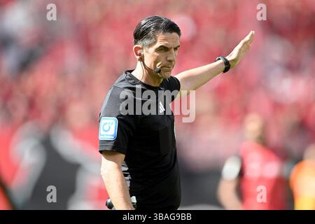 Leverkusen, Germania. 11 maggio 2025. Fussball; Spieltag 33; 1. Bundesliga; Saison 2024/2025; Bayer Leverkusen gegen Borussia Dortmund AM 11.05.2025 a Leverkusen. UBz: SR Deniz Aytekin. Zeigt. Credito: dpa/Alamy Live News Foto Stock