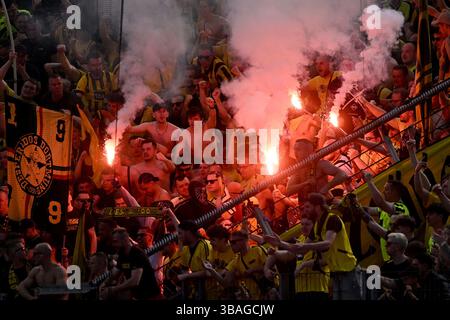 Leverkusen, Germania. 11 maggio 2025. Fussball; Spieltag 33; 1. Bundesliga; Saison 2024/2025; Bayer Leverkusen gegen Borussia Dortmund AM 11.05.2025 a Leverkusen. UBz: Dortmunder Zuschauer zünden Pyrotechnik. Credito: dpa/Alamy Live News Foto Stock