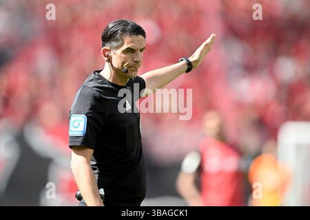 Leverkusen, Germania. 11 maggio 2025. Fussball; Spieltag 33; 1. Bundesliga; Saison 2024/2025; Bayer Leverkusen gegen Borussia Dortmund AM 11.05.2025 a Leverkusen. UBz: SR Deniz Aytekin. Zeigt. Credito: dpa/Alamy Live News Foto Stock
