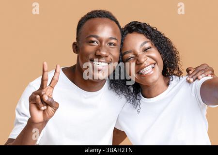 Bella americano africano Coppia sorridente e tenendo selfie Foto Stock