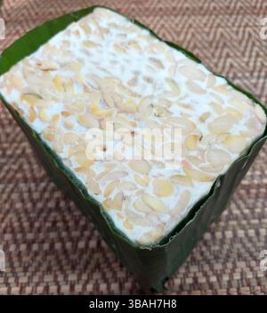 Tempeh o indonesiano Tempe in un mercato tradizionale indonesiano, alimenti tradizionali indonesiani a base di soia fermentata, Foto Stock
