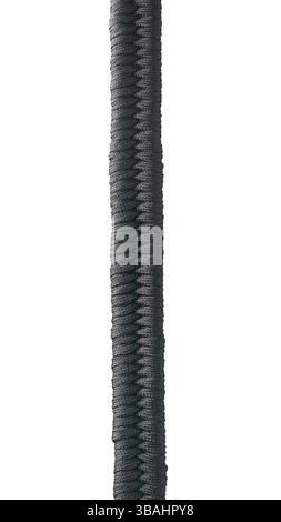 primo piano di corda o cavo neri intrecciati con fondo bianco isolato, materiale resistente e resistente nei prodotti per l'attrezzatura da campeggio o da trekking Foto Stock