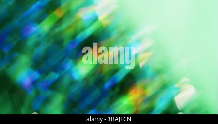 Luce brillante. Lente astratta sfocata. Scintillanti sfumature blu/verde che circondano lo sfondo colorato bokeh. Foto Stock