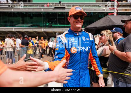 Indianapolis, Stati Uniti. 10 maggio 2025. Scott Dixon (n.9 Chip Ganassi Racing Honda) arriva in griglia prima del Gran Premio di Sonsio della serie NTT IndyCar. Palou ha vinto la gara. (Foto di Jeremy Hogan/SOPA Images/Sipa USA) credito: SIPA USA/Alamy Live News Foto Stock