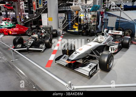 Sinsheim, Germania. 12 maggio 2025. Una McLaren-Mercedes MP 4-12 di Formula 1 del 1997 (r) e altre vetture di Formula 1 sono in mostra al Technik Museum di Sinsheim. Crediti: Silas Stein/dpa/Alamy Live News Foto Stock