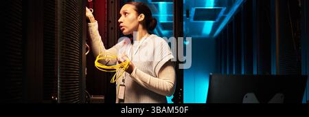 Utilizzo del cablaggio di rete in Un data center Foto Stock