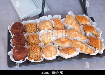 Candy bar con diversi tipi di dolci e pasticcini. Dolci torte su un piatto. Molta varietà di praline al cioccolato Foto Stock