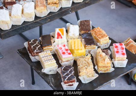 Candy bar con diversi tipi di dolci e pasticcini. Dolci torte su un piatto. Molta varietà di praline al cioccolato Foto Stock