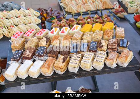 Candy bar con diversi tipi di dolci e pasticcini. Dolci torte su un piatto. Molta varietà di praline al cioccolato Foto Stock