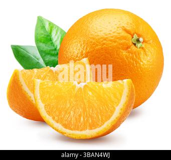 Frutta d'arancia con foglie verdi e fette d'arancia su sfondo bianco. Il file contiene il percorso di ritaglio. Foto Stock