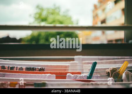 Asciugatura in linea con clothespins sulla terrazza, vista ravvicinata. Foto Stock