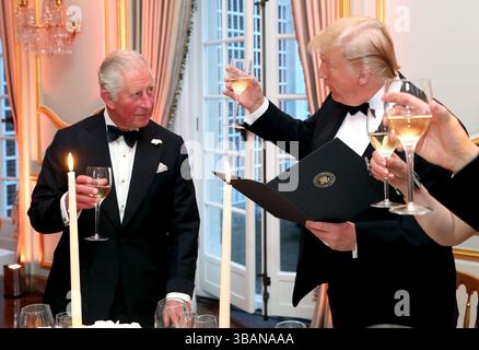 Foto datata 4/06/19 del Presidente degli Stati Uniti Donald Trump e del (allora) Principe di Galles durante il brindisi alla cena di ritorno a Winfield House, la residenza dell'Ambasciatore degli Stati Uniti d'America nel Regno Unito, a Regent's Park, Londra, come parte della sua visita di stato nel Regno Unito. Re Carlo III ospiterà il presidente francese Emmanuel Macron in una visita di stato nel Regno Unito dall'8 al 10 luglio, Buckingham Palace ha annunciato. Data di pubblicazione: Martedì 13 maggio 2025. Foto Stock