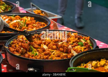 Piatti della cucina cinese da asporto in mostra al Brick Lane Market di Londra, Inghilterra Foto Stock