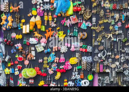 Orecchini stravaganti in mostra al Brick Lane Market, Londra, Inghilterra Foto Stock