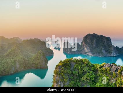 Calcare, Hills, ha, Long, Bay, crepuscolo, Vietnam, Majestic, Seascape Foto Stock