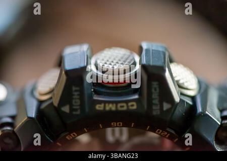 Una foto macro ad alta risoluzione che cattura i dettagli intricati di un quadrante dell'orologio, mostrandone la maestria, le texture e la precisione. Foto Stock