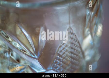 Un'immagine ravvicinata ad alta risoluzione che cattura la trama intricata e i riflessi su una superficie di vetro. Foto Stock