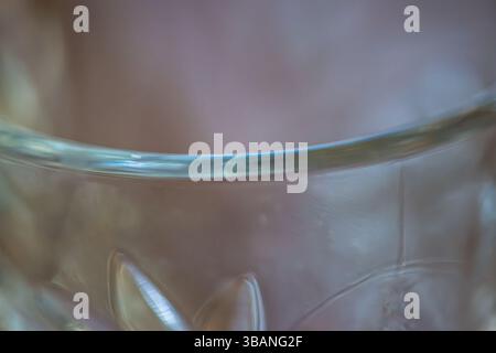 Un'immagine ravvicinata ad alta risoluzione che cattura la trama intricata e i riflessi su una superficie di vetro. Foto Stock