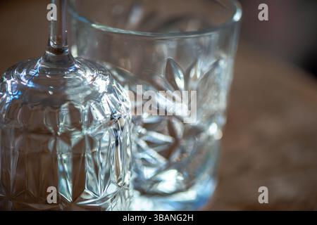 Un'immagine ravvicinata ad alta risoluzione che cattura la trama intricata e i riflessi su una superficie di vetro. Foto Stock