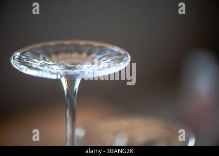 Un'immagine ravvicinata ad alta risoluzione che cattura la trama intricata e i riflessi su una superficie di vetro. Foto Stock