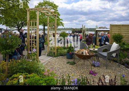 I visitatori del Butterfly Garden (vincitore della medaglia d'oro, sedie a sdraio, spazio per sedersi e rilassarsi) - Harrogate Spring Flower Show 2025, Yorkshire Inghilterra Regno Unito Foto Stock