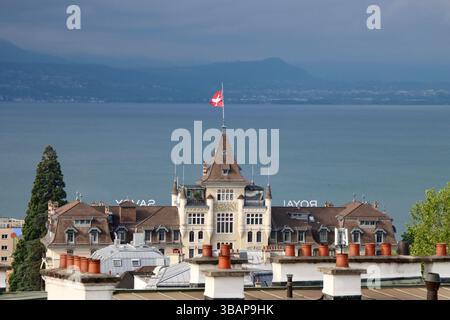 Vista aerea dell'Hotel Royal Savoy Losanna con il Lago di Ginevra, il Lac Leman e la Francia sul lago, Losanna, Svizzera, maggio 2025 Foto Stock