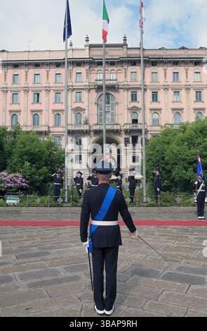 Milano, Italia. 13 maggio 2025. Milano, Piazza del Duomo in occasione del 100° anniversario della presenza del primo comando dell'Aeronautica militare a Milano, la cerimonia di alzata bandiera dell'Aeronautica militare Credit: Independent Photo Agency/Alamy Live News Foto Stock