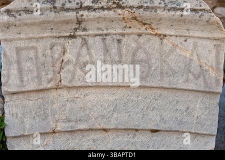 Frammento di iscrizione greca scolpita in marmo di Efeso, forse in onore di un funzionario locale, ora indossata ma ancora leggibile. Foto Stock