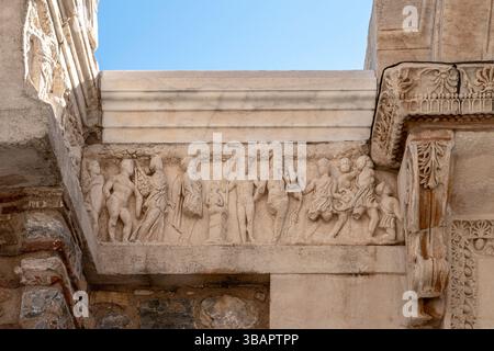 Fregio sul tempio di Adriano a Efeso, scolpito con scene mitologiche e figure imperiali in vivida scultura romana in rilievo. Foto Stock